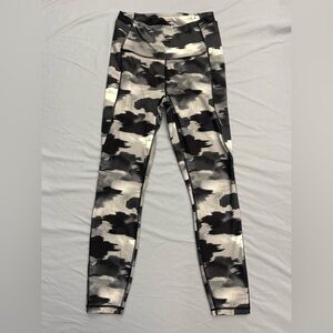 Reebox Woman’s athletic leggings— Black/Grey brush print—Side pockets